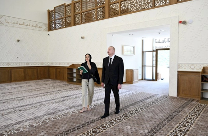 Prezident və xanımı Daşaltı kənd məscidinin açılışında iştirak ediblər — FOTOLAR (YENİLƏNİB) Prezident və xanımı Daşaltı kənd məscidinin açılışında iştirak ediblər — FOTOLAR (YENİLƏNİB)