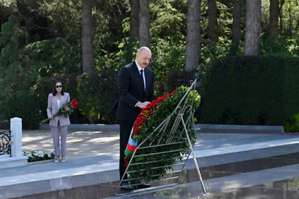 Prezident və birinci xanım Heydər Əliyevin məzarını ziyarət ediblər — FOTOLAR