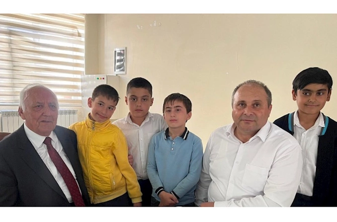 Yaqub Mahmudov və qızı Balakəndə uşaqlarla görüşdülər — FOTOLAR