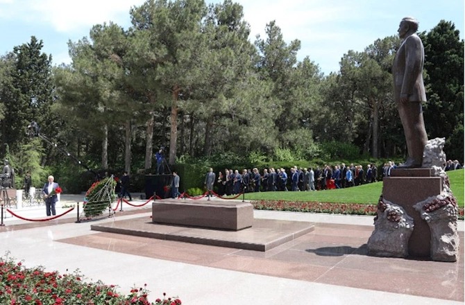 “AzərEnerji” Heydər Əliyevlə bağlı tədbirlər keçirib — FOTOLAR