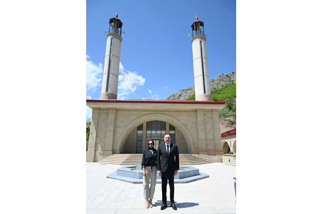 Prezident və xanımı Daşaltı kənd məscidinin açılışında iştirak ediblər — FOTOLAR (YENİLƏNİB) Prezident və xanımı Daşaltı kənd məscidinin açılışında iştirak ediblər — FOTOLAR (YENİLƏNİB)