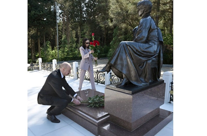 Prezident və birinci xanım Heydər Əliyevin məzarını ziyarət ediblər — FOTOLAR Prezident və birinci xanım Heydər Əliyevin məzarını ziyarət ediblər — FOTOLAR