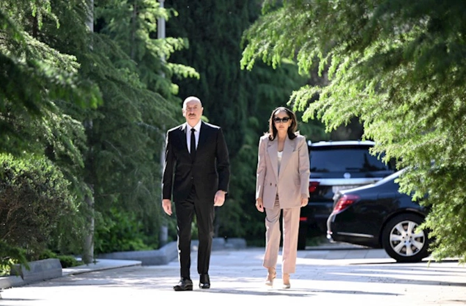 Prezident və birinci xanım Heydər Əliyevin məzarını ziyarət ediblər — FOTOLAR Prezident və birinci xanım Heydər Əliyevin məzarını ziyarət ediblər — FOTOLAR