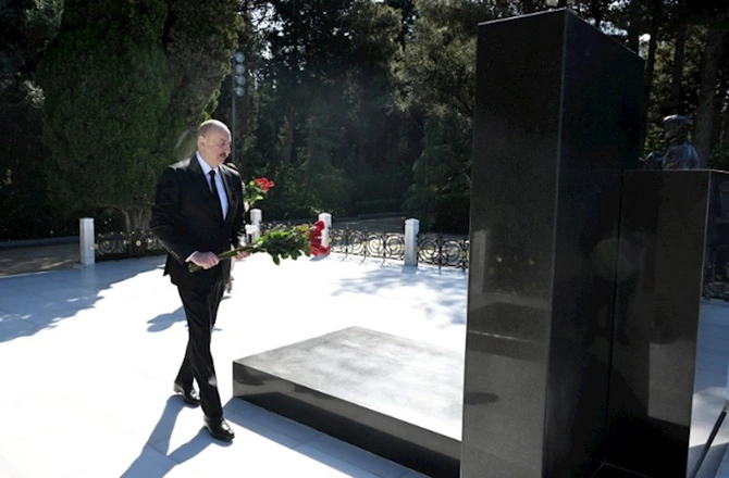 Prezident və birinci xanım Heydər Əliyevin məzarını ziyarət ediblər — FOTOLAR Prezident və birinci xanım Heydər Əliyevin məzarını ziyarət ediblər — FOTOLAR