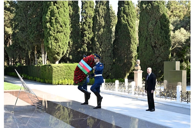 Prezident və birinci xanım Heydər Əliyevin məzarını ziyarət ediblər — FOTOLAR Prezident və birinci xanım Heydər Əliyevin məzarını ziyarət ediblər — FOTOLAR