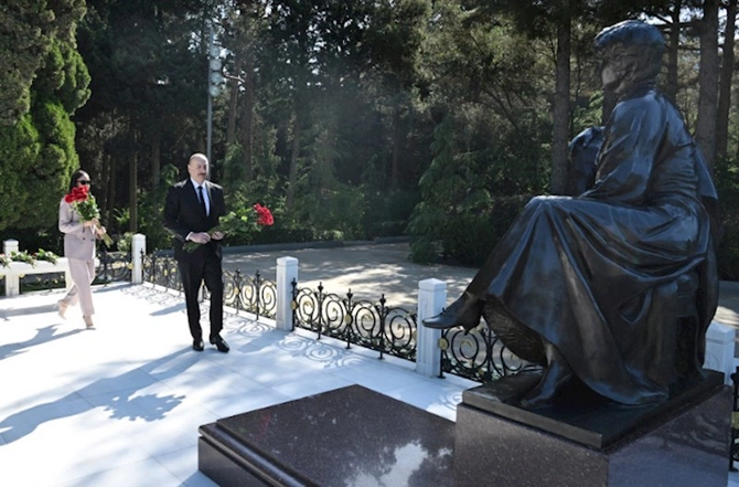 Prezident və birinci xanım Heydər Əliyevin məzarını ziyarət ediblər — FOTOLAR Prezident və birinci xanım Heydər Əliyevin məzarını ziyarət ediblər — FOTOLAR