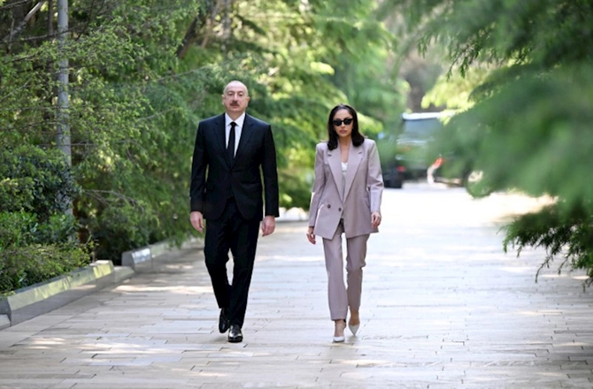 Prezident və birinci xanım Heydər Əliyevin məzarını ziyarət ediblər — FOTOLAR Prezident və birinci xanım Heydər Əliyevin məzarını ziyarət ediblər — FOTOLAR