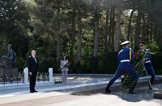 Prezident və birinci xanım Heydər Əliyevin məzarını ziyarət ediblər — FOTOLAR Prezident və birinci xanım Heydər Əliyevin məzarını ziyarət ediblər — FOTOLAR