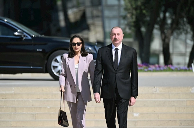 Prezident və xanımı faşizm üzərində Qələbə uğrunda mübarizədə həlak olan azərbaycanlıların xatirəsini anıblar — YENİLƏNİB