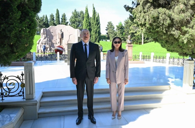 Prezident və birinci xanım Heydər Əliyevin məzarını ziyarət ediblər — FOTOLAR Prezident və birinci xanım Heydər Əliyevin məzarını ziyarət ediblər — FOTOLAR