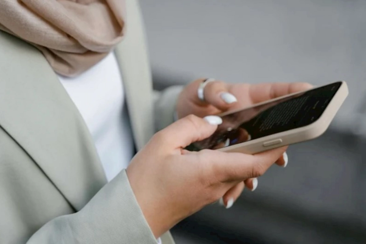 Məktəblərdə mobil telefonlar qadağan edilir: Hansı problemlər yarana bilər?