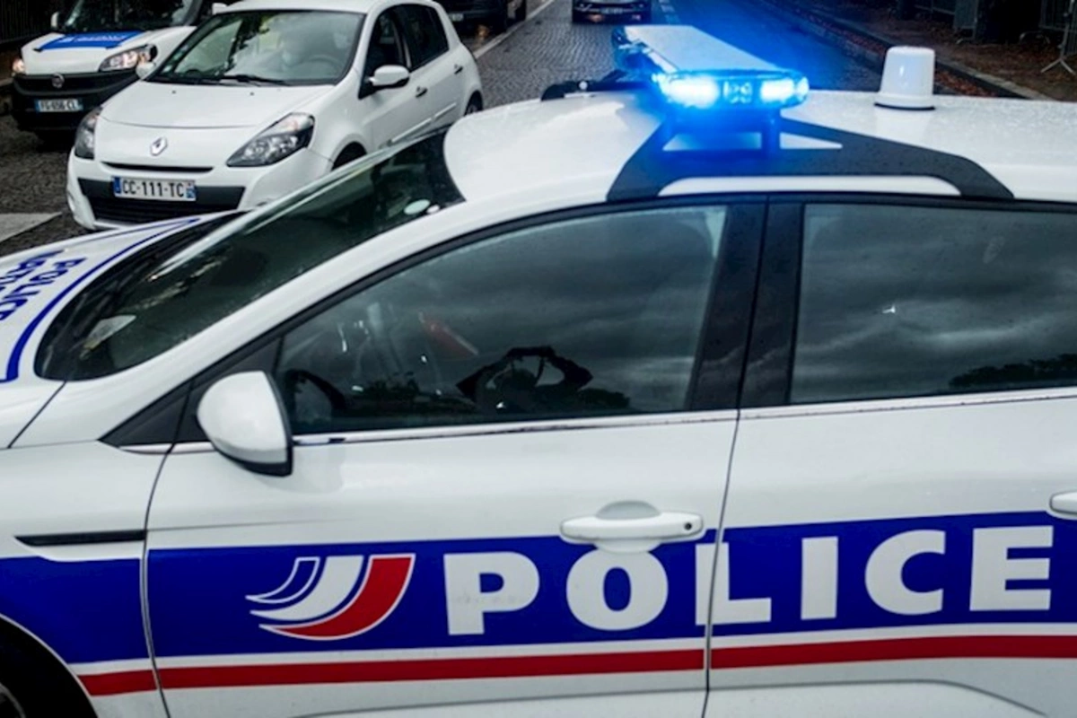 Fransada avtomobil azarkeşlərin üzərinə sürülüb