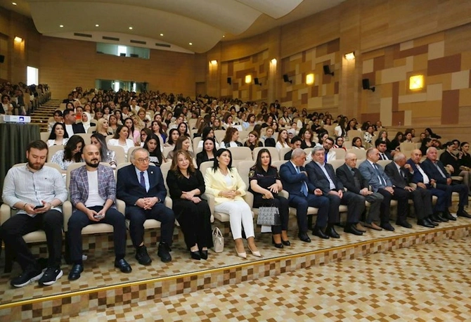 Nevzat Tarhan Bakıda müəllimlərlə görüşdü: “Texnologiya müəllimi əvəz edə bilməz” — FOTOLAR Nevzat Tarhan Bakıda müəllimlərlə görüşdü: “Texnologiya müəllimi əvəz edə bilməz” — FOTOLAR