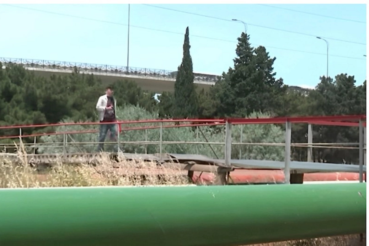 Bakıda neft kəmərinin üzərində təhlükəli piyada keçidi — VİDEO