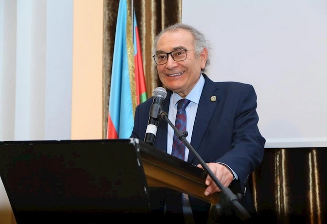 Nevzat Tarhan Bakıda müəllimlərlə görüşdü: “Texnologiya müəllimi əvəz edə bilməz” — FOTOLAR Nevzat Tarhan Bakıda müəllimlərlə görüşdü: “Texnologiya müəllimi əvəz edə bilməz” — FOTOLAR