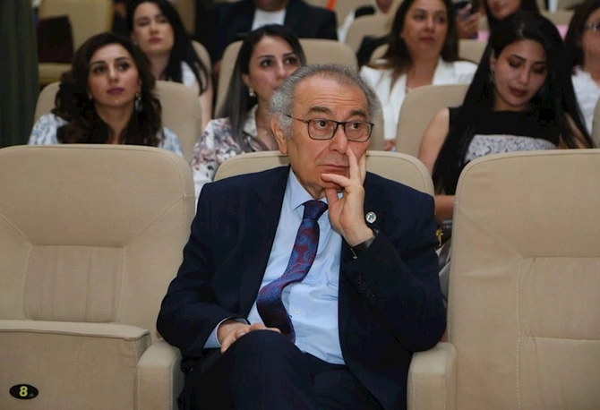 Nevzat Tarhan Bakıda müəllimlərlə görüşdü: “Texnologiya müəllimi əvəz edə bilməz” — FOTOLAR Nevzat Tarhan Bakıda müəllimlərlə görüşdü: “Texnologiya müəllimi əvəz edə bilməz” — FOTOLAR