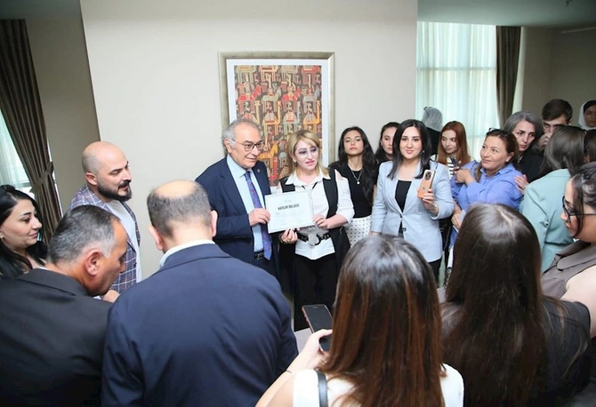 Nevzat Tarhan Bakıda müəllimlərlə görüşdü: “Texnologiya müəllimi əvəz edə bilməz” — FOTOLAR Nevzat Tarhan Bakıda müəllimlərlə görüşdü: “Texnologiya müəllimi əvəz edə bilməz” — FOTOLAR