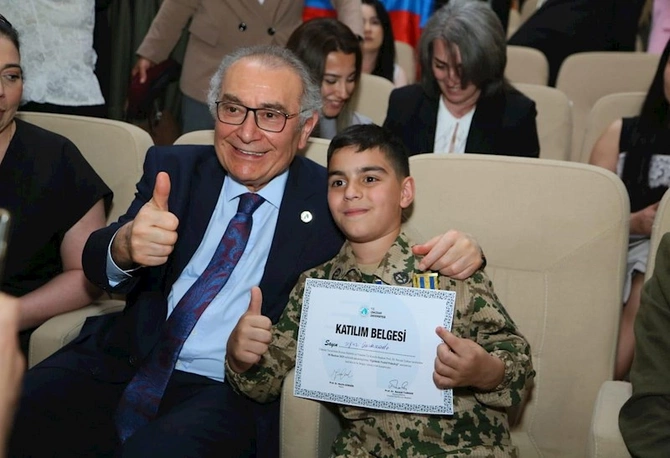 Nevzat Tarhan Bakıda müəllimlərlə görüşdü: “Texnologiya müəllimi əvəz edə bilməz” — FOTOLAR Nevzat Tarhan Bakıda müəllimlərlə görüşdü: “Texnologiya müəllimi əvəz edə bilməz” — FOTOLAR