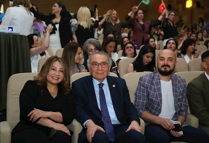 Nevzat Tarhan Bakıda müəllimlərlə görüşdü: “Texnologiya müəllimi əvəz edə bilməz” — FOTOLAR Nevzat Tarhan Bakıda müəllimlərlə görüşdü: “Texnologiya müəllimi əvəz edə bilməz” — FOTOLAR