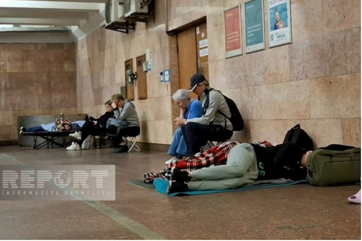 Kiyev kütləvi hava hücumuna məruz qalıb, əhali gecəni metroda keçirib