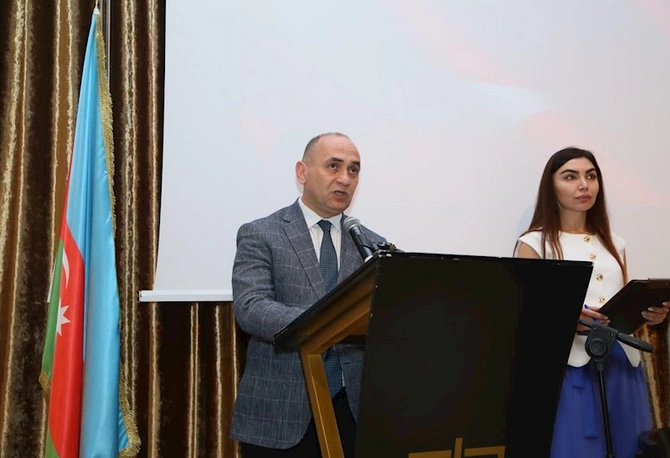 Nevzat Tarhan Bakıda müəllimlərlə görüşdü: “Texnologiya müəllimi əvəz edə bilməz” — FOTOLAR Nevzat Tarhan Bakıda müəllimlərlə görüşdü: “Texnologiya müəllimi əvəz edə bilməz” — FOTOLAR