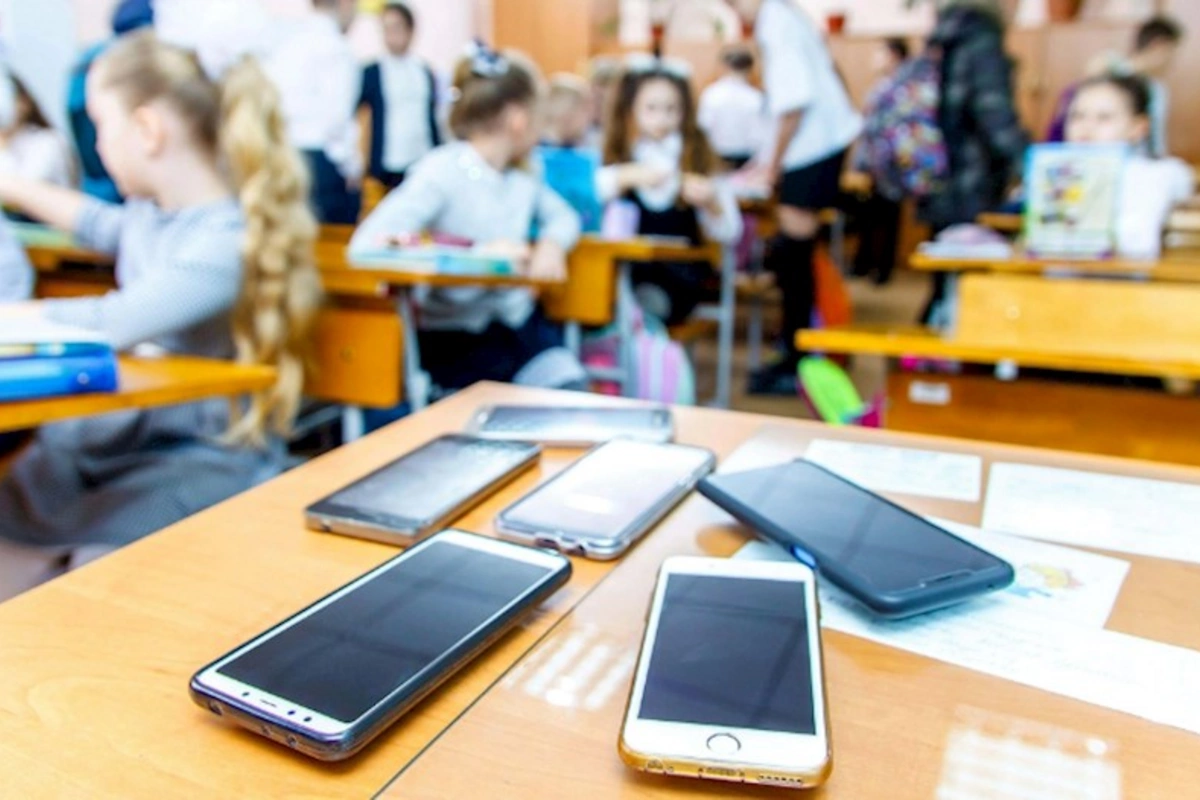 Məktəblərdə telefondan istifadə necə məhdudlaşdırıla bilər? — VİDEO