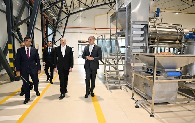 Prezident Bakıda yeni zavodun açılışında iştirak etdi — FOTOLAR Prezident Bakıda yeni zavodun açılışında iştirak etdi — FOTOLAR