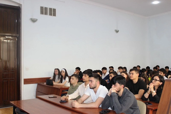 Əmanətlərin Sığortalanması Fondu Azərbaycan Dövlət İqtisad Universitetində təlim keçib — FOTOLAR Əmanətlərin Sığortalanması Fondu Azərbaycan Dövlət İqtisad Universitetində təlim keçib — FOTOLAR
