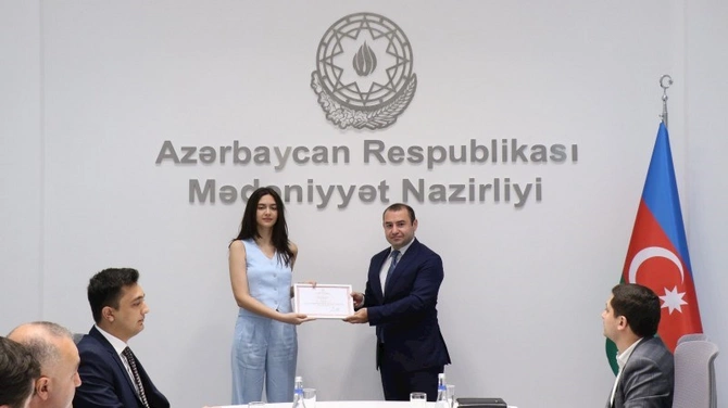 BDU-nun Mədəniyyət Hüququ üzrə magistrantlarına sertifikatlar təqdim olunub — FOTOLAR