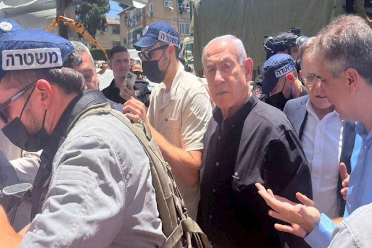 Netanyahu İranın raket zərbələri endirdiyi Bat Yam bölgəsində