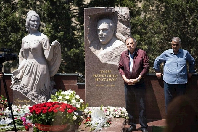 Amaliya Pənahovanın məzarı ziyarət olundu — FOTOLAR Amaliya Pənahovanın məzarı ziyarət olundu — FOTOLAR