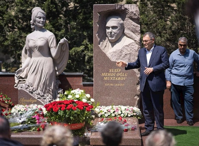 Amaliya Pənahovanın məzarı ziyarət olundu — FOTOLAR Amaliya Pənahovanın məzarı ziyarət olundu — FOTOLAR