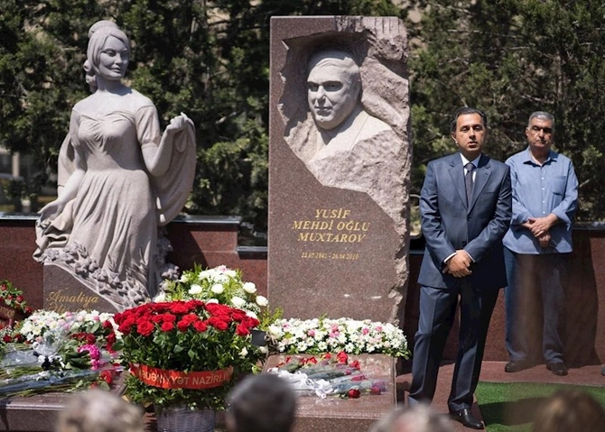 Amaliya Pənahovanın məzarı ziyarət olundu — FOTOLAR Amaliya Pənahovanın məzarı ziyarət olundu — FOTOLAR