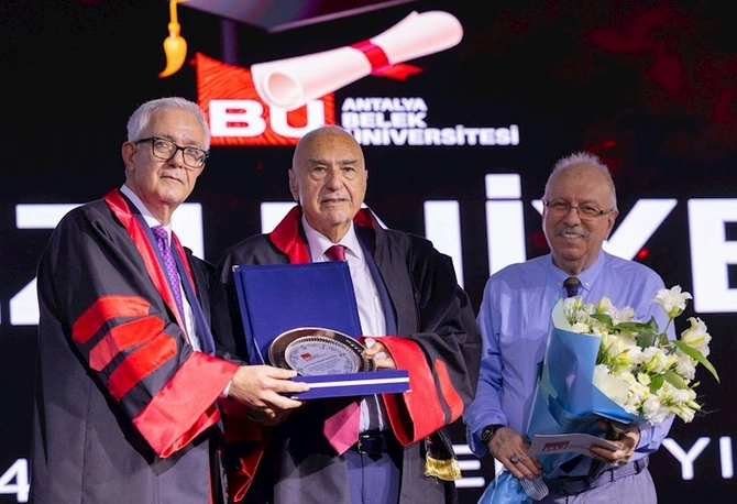 Belek Universiteti məzunlarını gələcəyə uğurladı — Möhtəşəm mərasim, dərin mesajlar və musiqi dolu vida gecəsi (FOTOLAR)