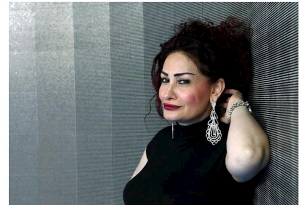 Efirdə DAVA düşdü: Müğənni həmkarının üstünə hücum çəkdi — VİDEO