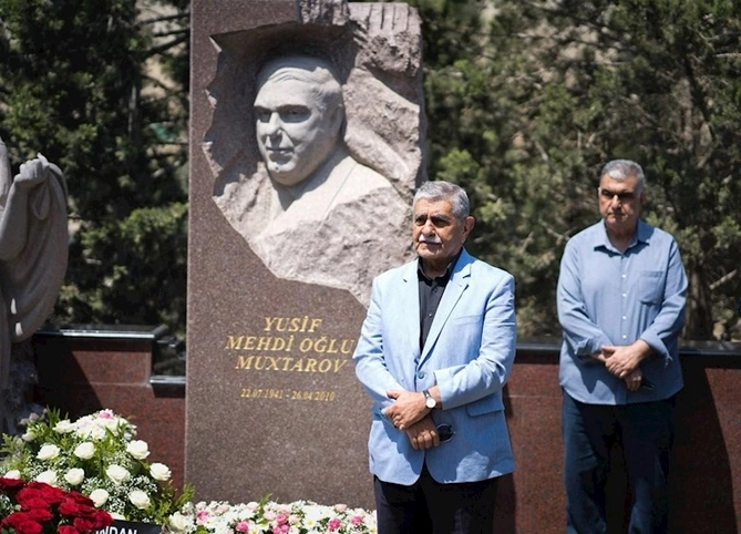 Amaliya Pənahovanın məzarı ziyarət olundu — FOTOLAR Amaliya Pənahovanın məzarı ziyarət olundu — FOTOLAR