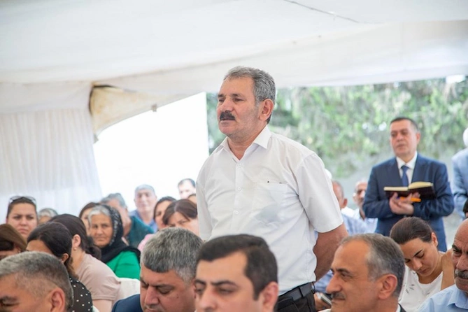 Rüstəm Xəlilov Seyidsadıqlı kəndində vətəndaşları dinlədi — FOTOLAR Rüstəm Xəlilov Seyidsadıqlı kəndində vətəndaşları dinlədi — FOTOLAR