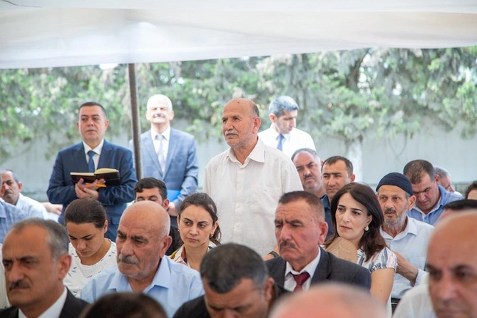 Rüstəm Xəlilov Seyidsadıqlı kəndində vətəndaşları dinlədi — FOTOLAR Rüstəm Xəlilov Seyidsadıqlı kəndində vətəndaşları dinlədi — FOTOLAR