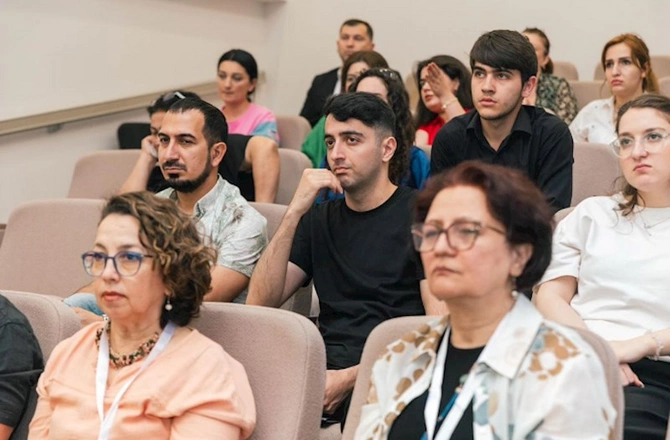 Dünya şöhrətli arxeomusiqişünas Bakıda mühazirə oxuyub — FOTOLAR Dünya şöhrətli arxeomusiqişünas Bakıda mühazirə oxuyub — FOTOLAR