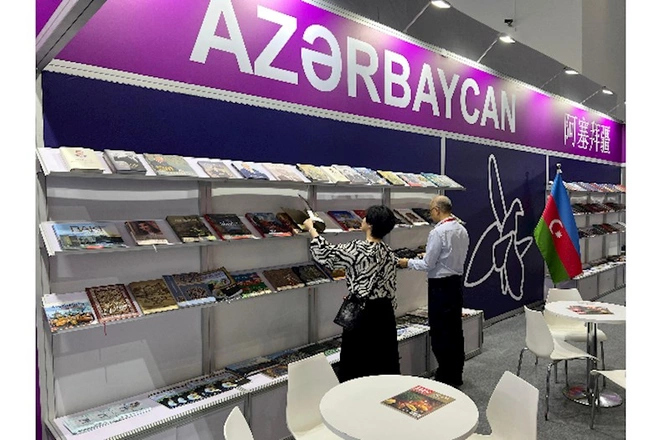 Azərbaycan nəşrləri Pekin Beynəlxalq Kitab Sərgisində — FOTOLAR Azərbaycan nəşrləri Pekin Beynəlxalq Kitab Sərgisində — FOTOLAR
