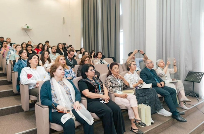 Dünya şöhrətli arxeomusiqişünas Bakıda mühazirə oxuyub — FOTOLAR Dünya şöhrətli arxeomusiqişünas Bakıda mühazirə oxuyub — FOTOLAR