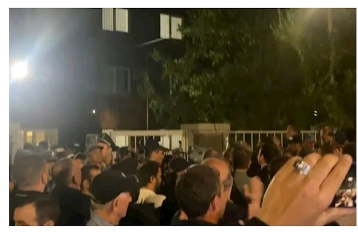 Ermənilər rusiyalı milyarderə görə aksiya keçirir — VİDEO