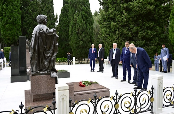 QDİƏT PA-nın 65-ci plenar sessiyasının iştirakçıları Fəxri xiyabanı ziyarət edib — FOTOLAR