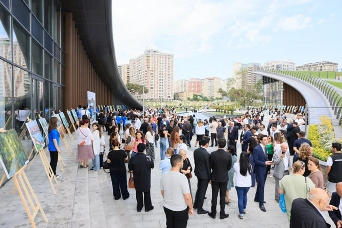 Yeni parkda gənc rəssamların sərgisi keçirildi — FOTOLAR Yeni parkda gənc rəssamların sərgisi keçirildi — FOTOLAR