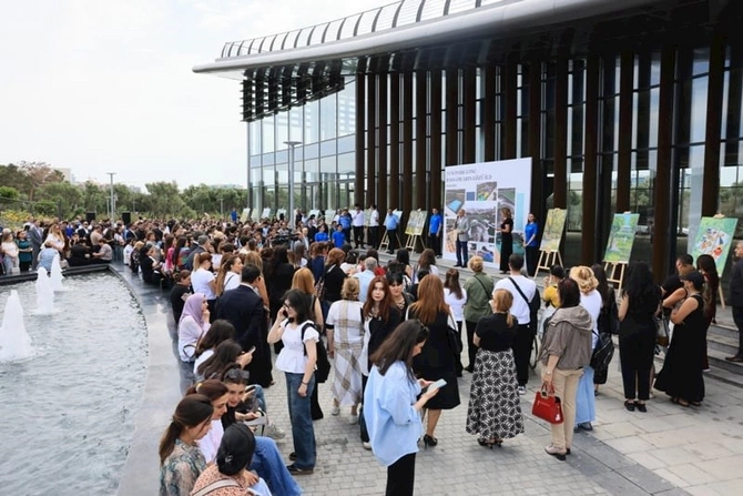 Yeni parkda gənc rəssamların sərgisi keçirildi — FOTOLAR Yeni parkda gənc rəssamların sərgisi keçirildi — FOTOLAR