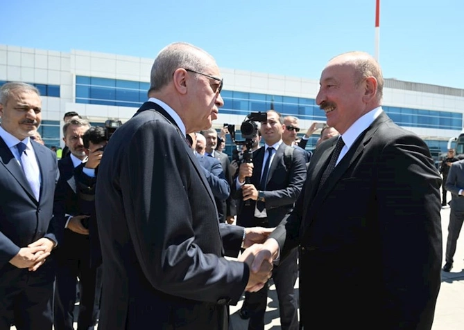 Ərdoğan İlham Əliyevi qarşıladı — FOTOLAR