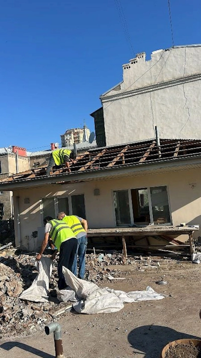 Binanın damında tikilən hovuz söküldü — FOTOLAR Binanın damında tikilən hovuz söküldü — FOTOLAR