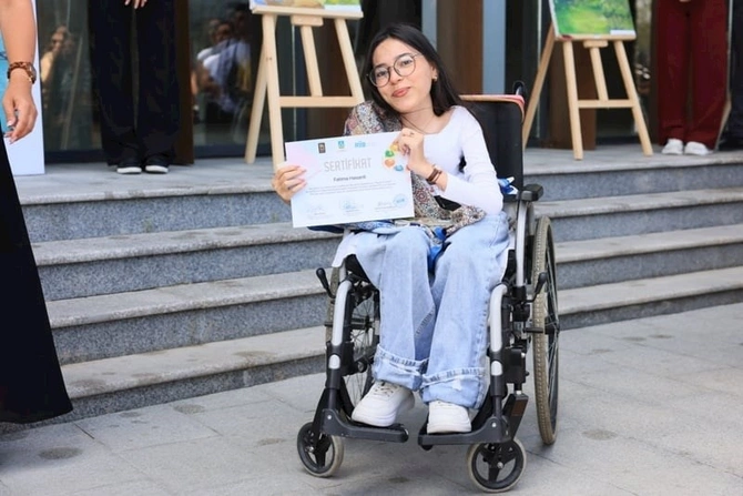 Yeni parkda gənc rəssamların sərgisi keçirildi — FOTOLAR Yeni parkda gənc rəssamların sərgisi keçirildi — FOTOLAR