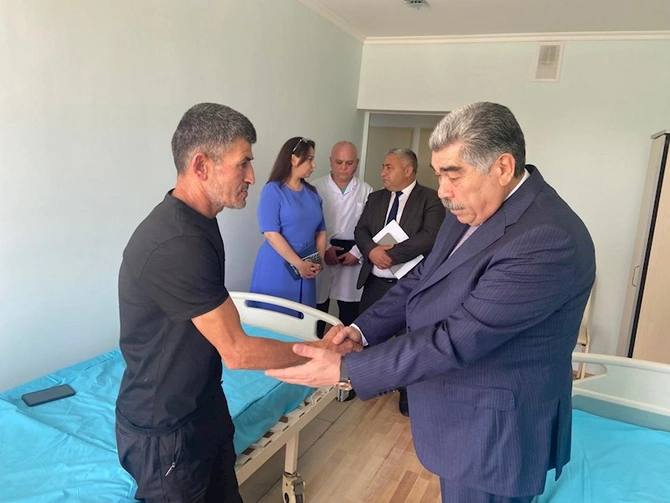 İcra başçısı şəhid atalarını xəstəxanada ziyarət edib — FOTOLAR