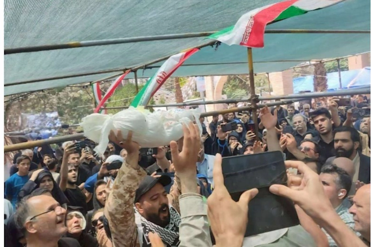 Tehranlılar İsrailin öldürdüyü 2 aylıq körpənin dəfninə AXIŞDI — VİDEO/FOTO